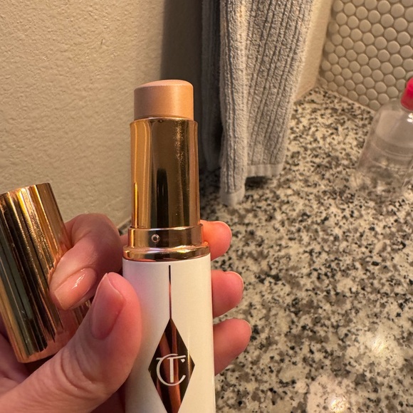 Charlotte tilbury unreal skin sheer glow tint - Picture 5 of 5